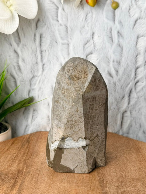 Large Chalcedony Cut Base